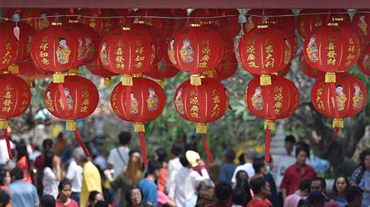 攜手相伴，為#沒(méi)有回家過(guò)年的他們#點(diǎn)贊~